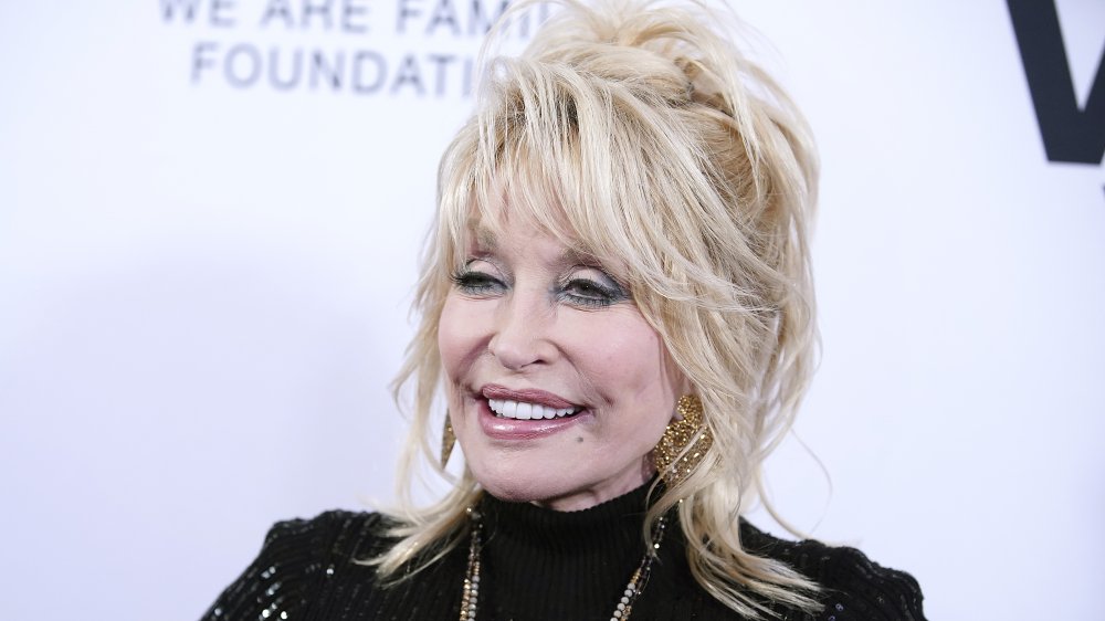 La triste raison pour laquelle Dolly Parton a des tatouages