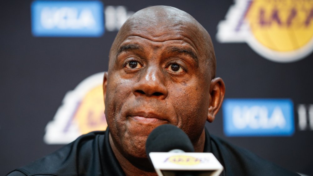 Earvin Magic Johnson à un microphone, assis