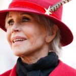 Le vrai sens derrière le manteau rouge de Jane Fonda