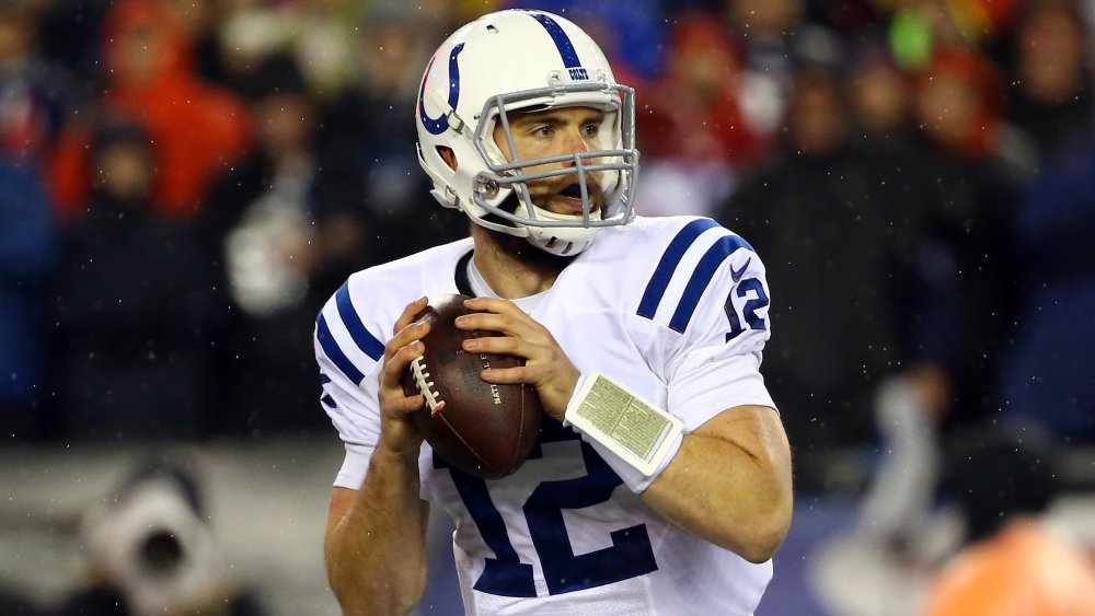 Andrew Luck se prépare à lancer un ballon de football