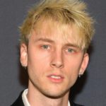 Machine Gun Kelly tatoueur révèle l’histoire derrière son tatouage