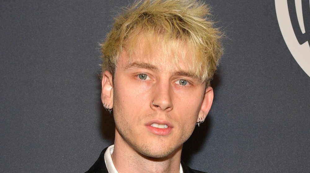 Machine Gun Kelly tatoueur révèle l’histoire derrière son tatouage