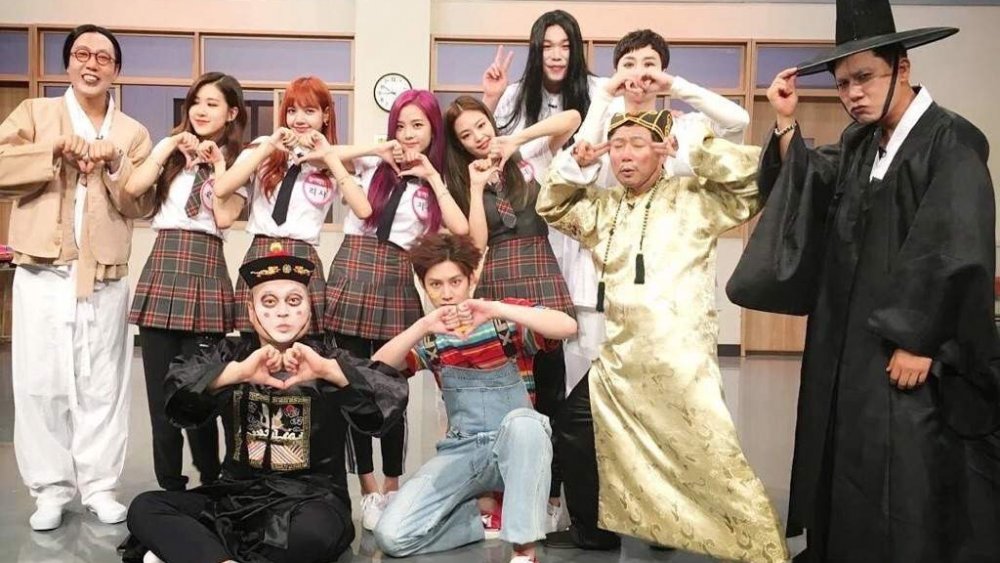 Blackpink with the cast of Knowing Bros, aka Man on a Mission