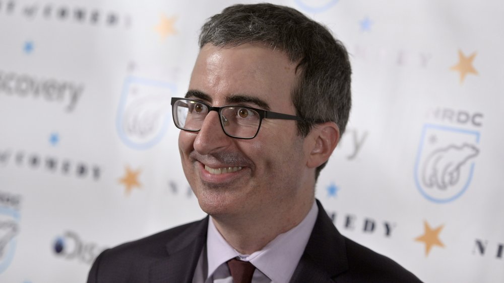 John Oliver sur le tapis rouge