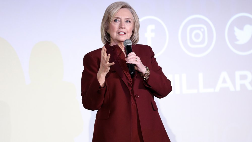 Hillary Clinton s'exprimant lors de la première d'Hillary