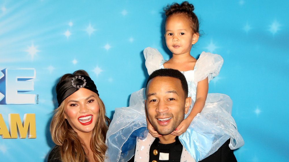 Chrissy Teigen, John Legend et sa fille Luna lors d'un événement Disney on Ice