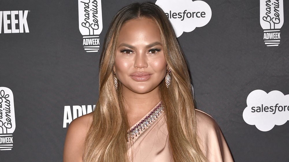 Chrissy Teigen posant avec un petit sourire 