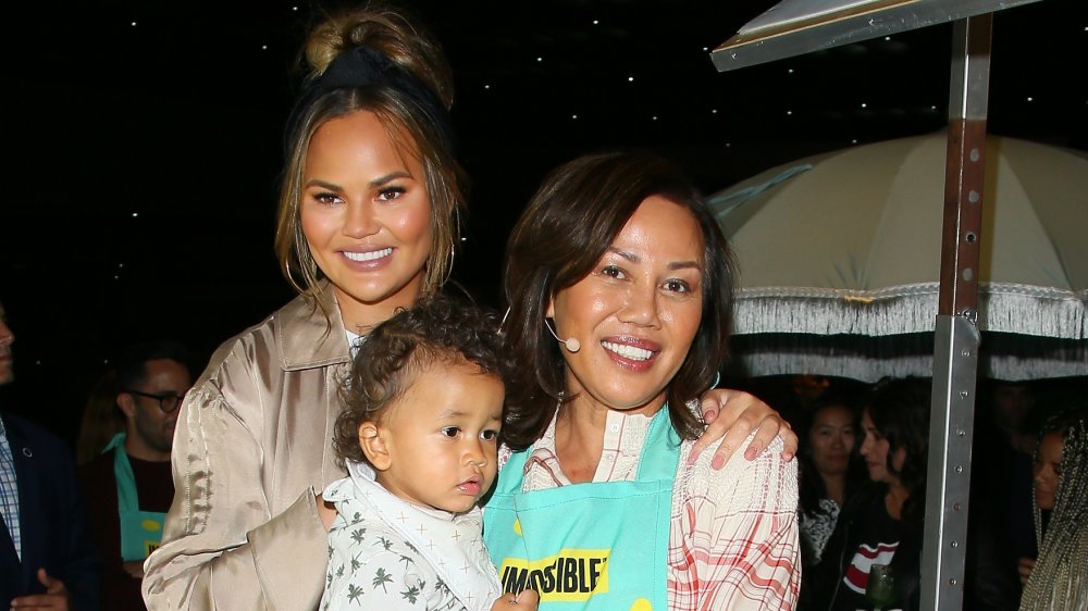 Chrissy Teigen souriant avec maman Vilailuck "Pepper" Teigen et son fils Miles