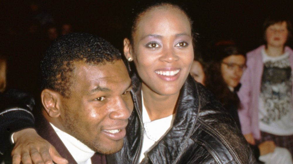 Mike Tyson et Robin Givens dans une étreinte