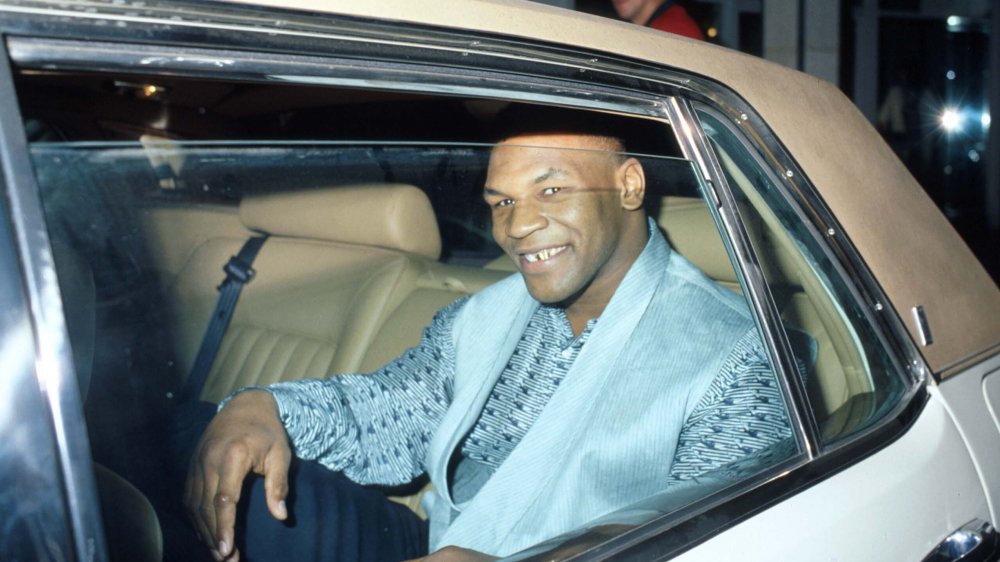 Mike Tyson souriant dans une voiture