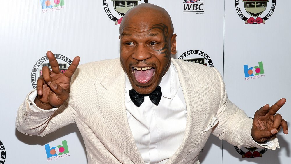 Mike Tyson fait une grimace stupide sur le tapis rouge