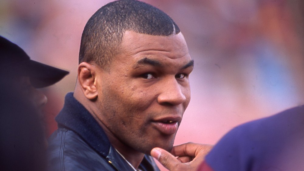 Mike Tyson, regardant la caméra dans une foule