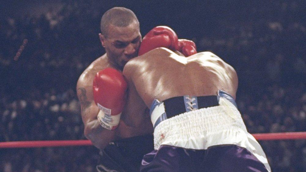 Mike Tyson mord l'oreille d'Evander Holyfield