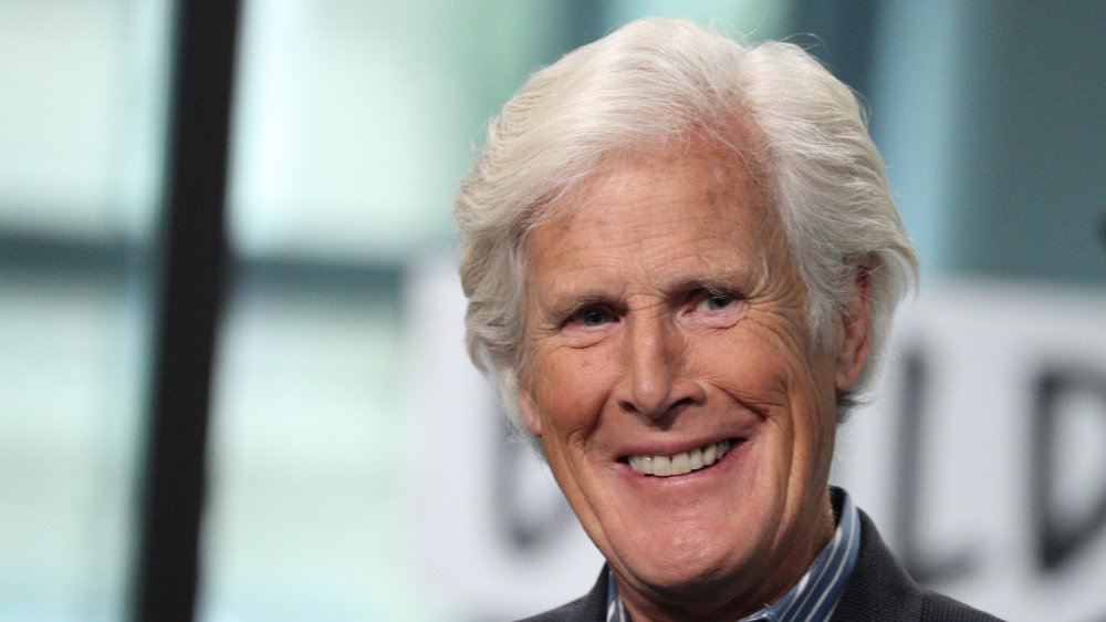 Keith Morrison souriant tout en regardant sur le côté