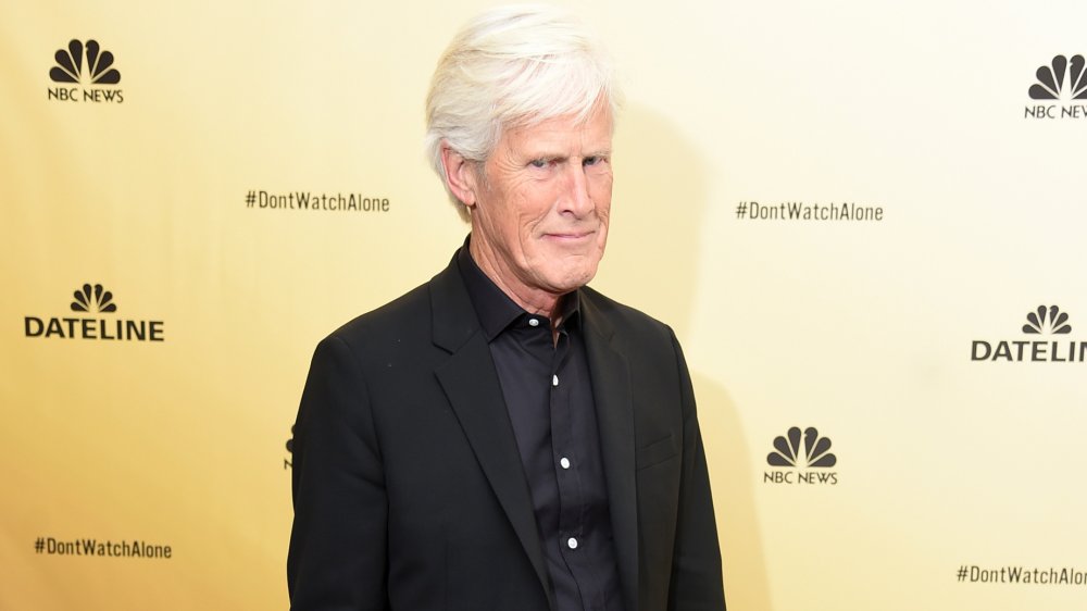 Keith Morrison en noir, posant avec un petit sourire lors d'un événement Dateline