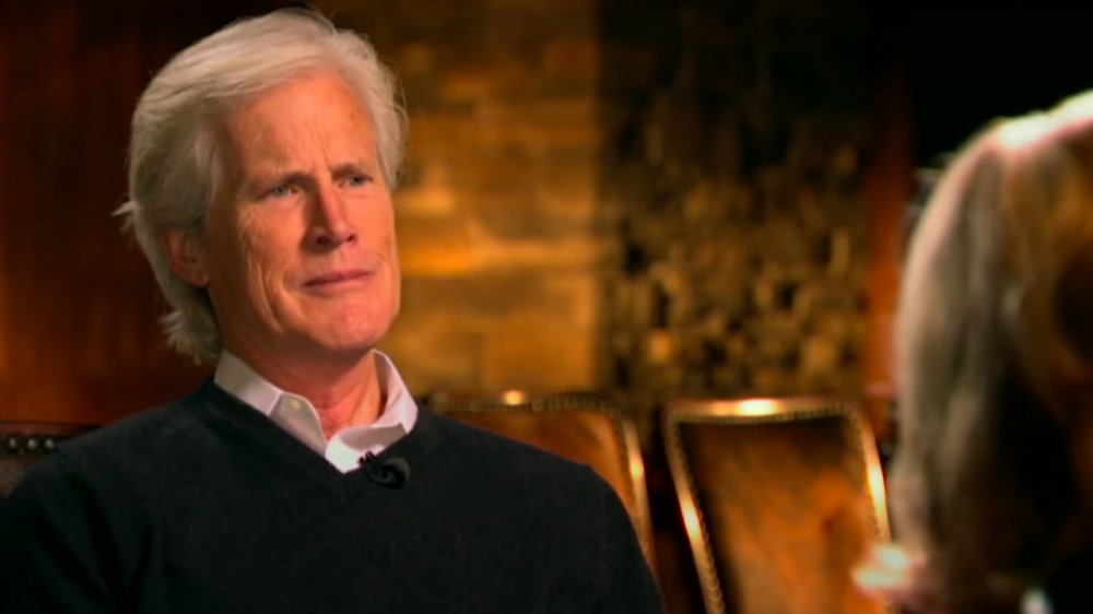 Keith Morrison assis et regardant sur le côté sur Dateline