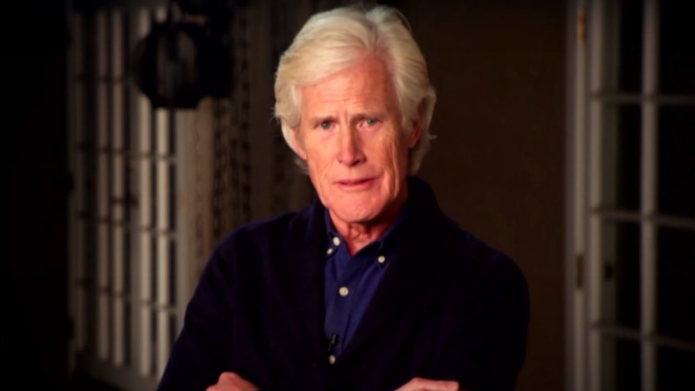 Keith Morrison parlant les bras croisés sur Dateline