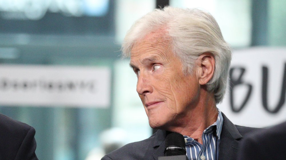 Keith Morrison jetant un coup d'œil sur le côté lors d'une interview