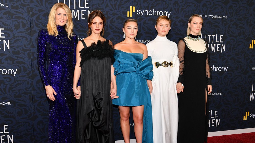 Laura Dern, Emma Watson, Florence Pugh, Eliza Scanlen et Saoirse Ronan se tenant la main lors de la première de Little Women