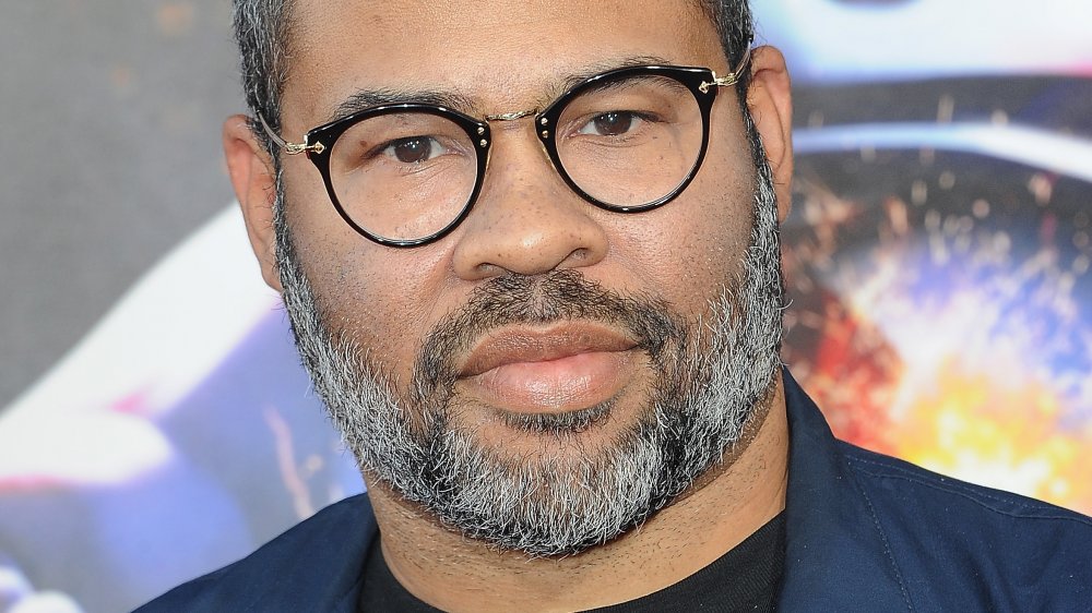 Jordan Peele avec un visage impassible sur le tapis rouge