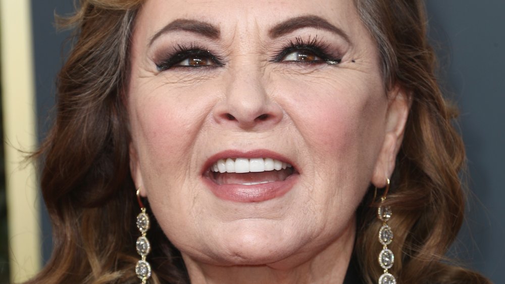 Roseanne Bar debout et parlant sur le tapis rouge