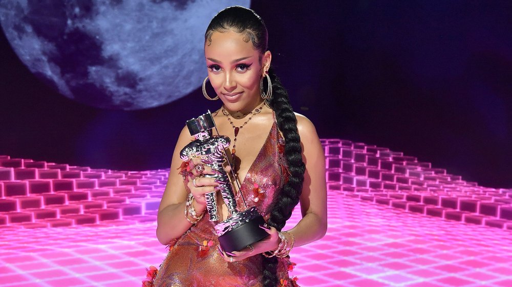 Doja Cat accepte un MTV VMA Award