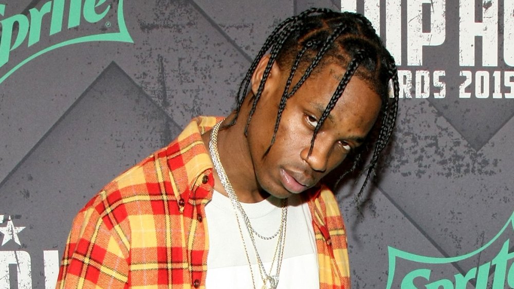 Travis Scott pend la tête 