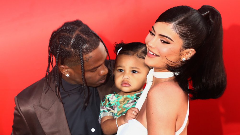 Travis Scott, Stormi Webster et Kylie Jenner s'embrassant sur le tapis rouge 