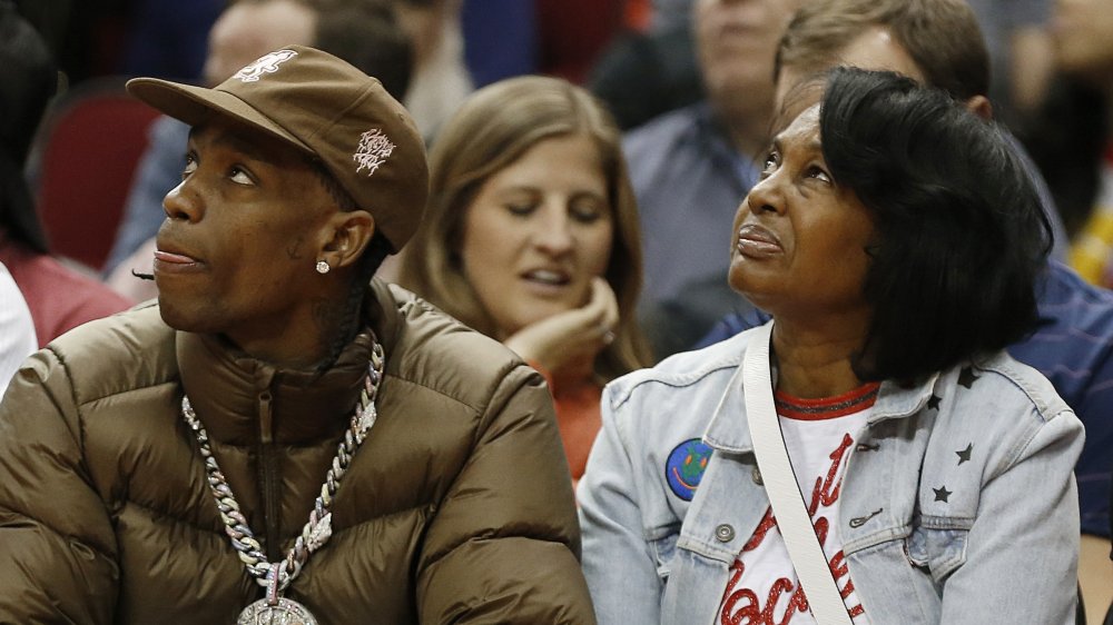 Travis Scott et sa mère Wanda Webster sur le court 