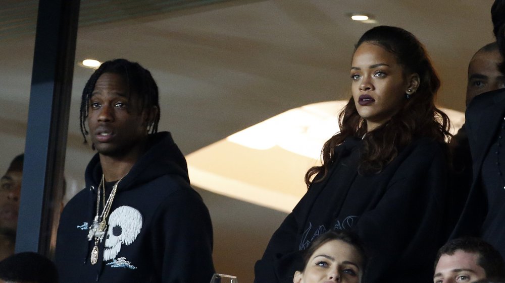 Travis Scott et Rihanna lors d'un événement sportif 