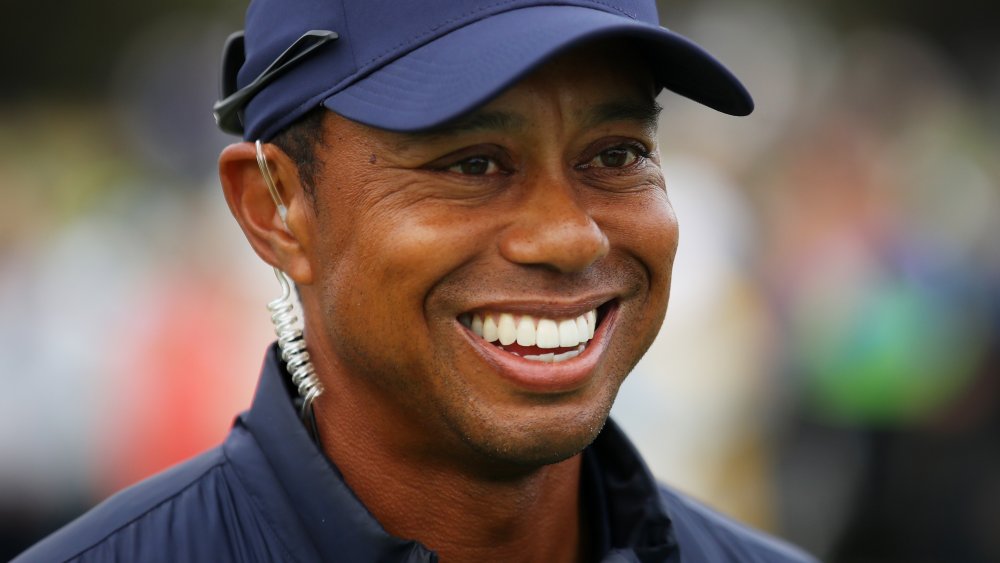 Tiger Woods souriant sur le terrain de golf