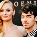 Les fans pensent que le nouveau tatouage au cou de Joe Jonas est le visage de Sophie Turner.  Voici ce qu’un expert révèle