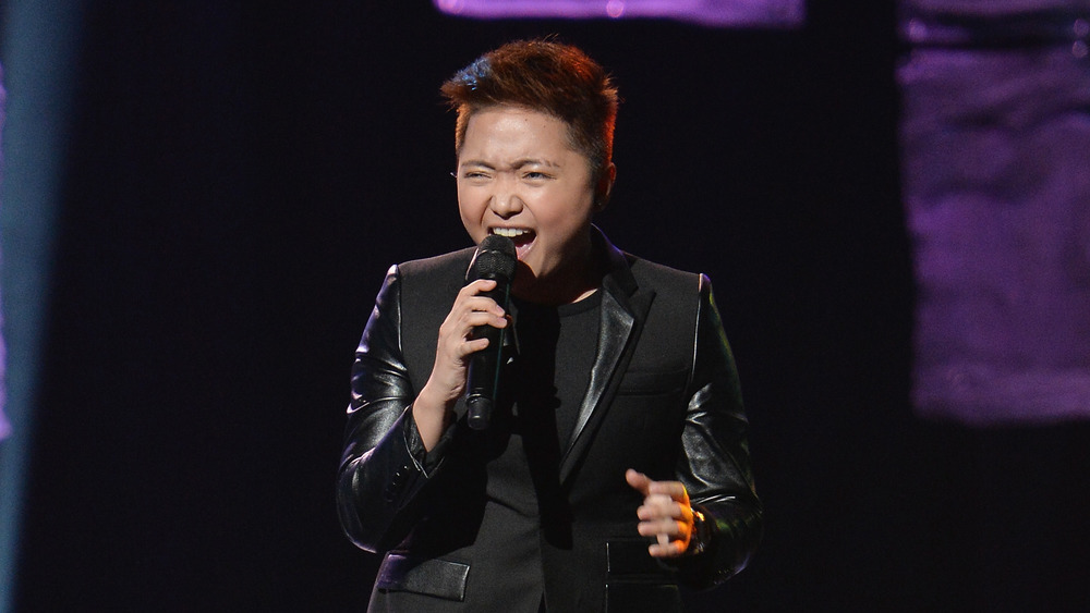 Jake Zyrus hurlant dans un microphone 