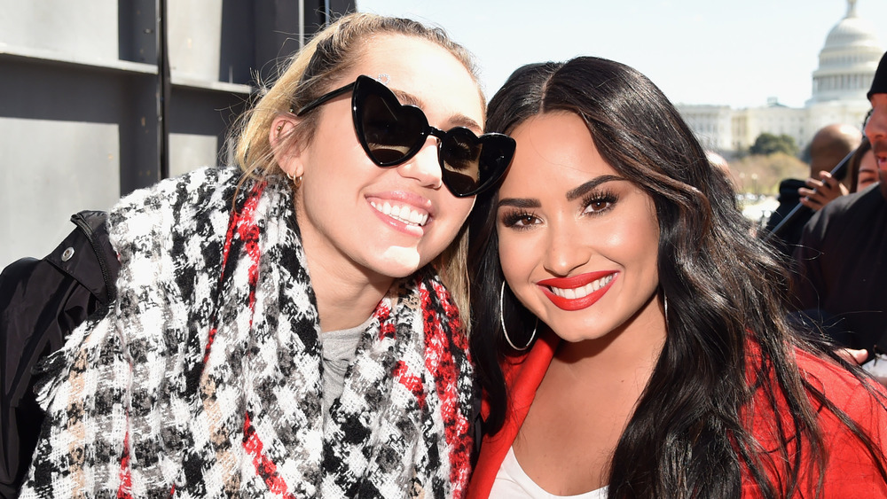 Miley Cyrus et Demi Lovato souriant