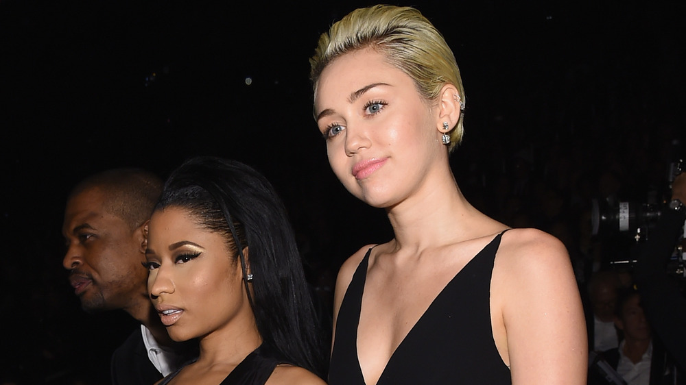 Nicki Minaj et Miley Cyrus posant