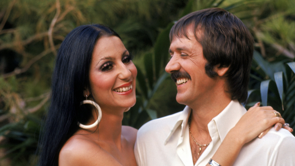 Cher et Sonny Bono souriant