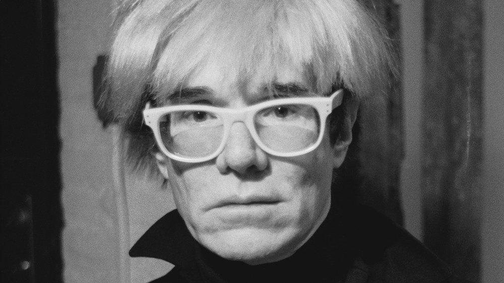 Andy Warhol posant