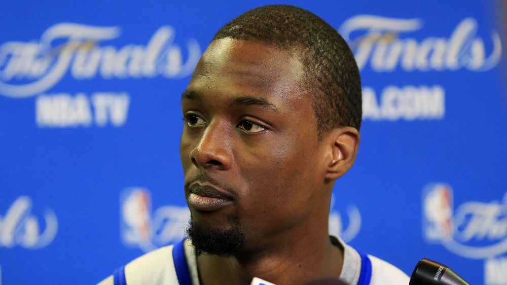 Harrison Barnes regarde la scène à gauche lors d'une conférence de presse