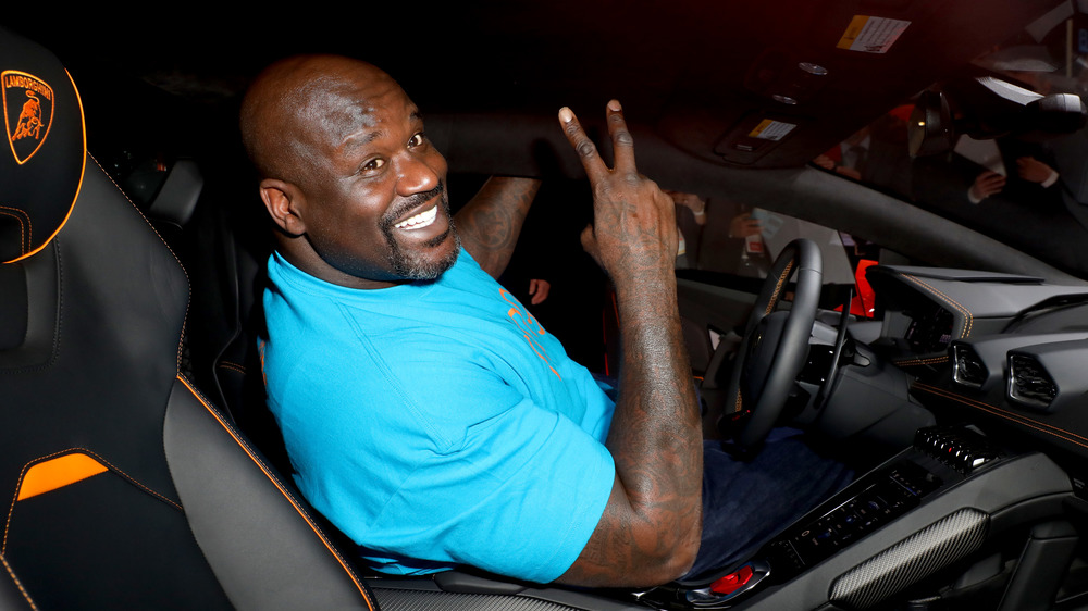 Shaquille O'Neal assis dans une Lamborghini 