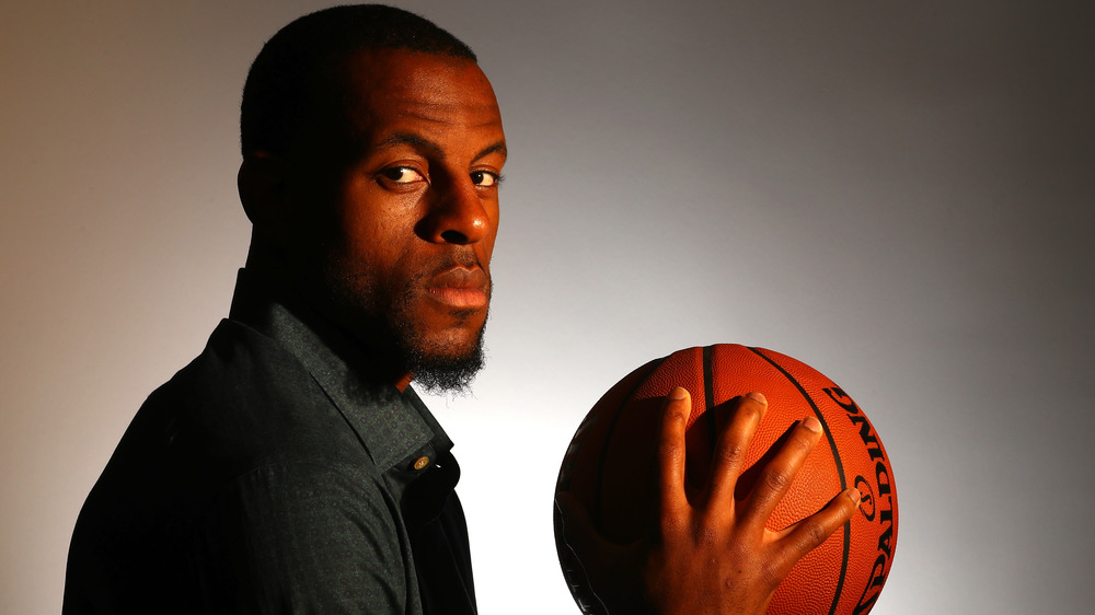 Andre Iguodala tenant un ballon de basket