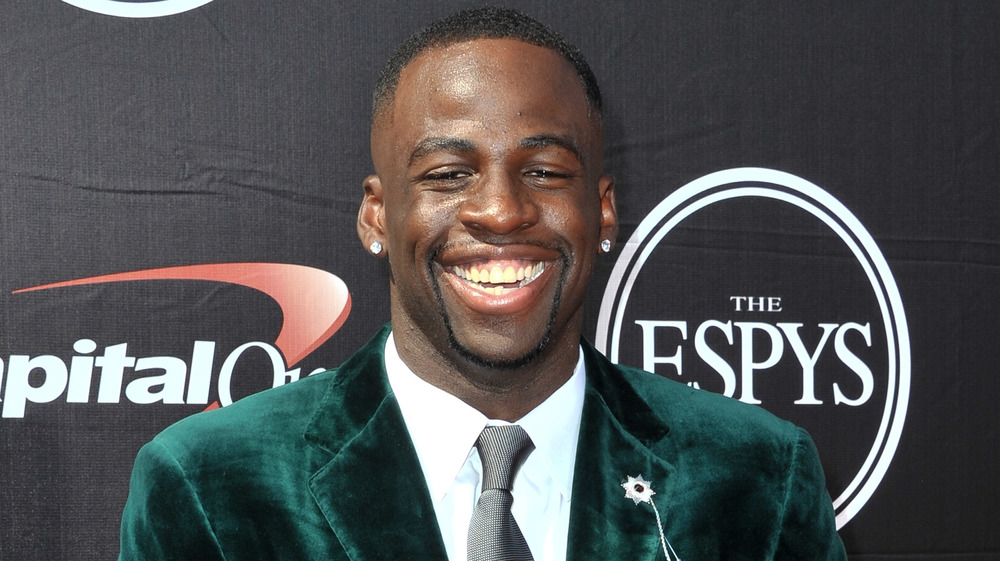 Draymond Green souriant sur le tapis rouge