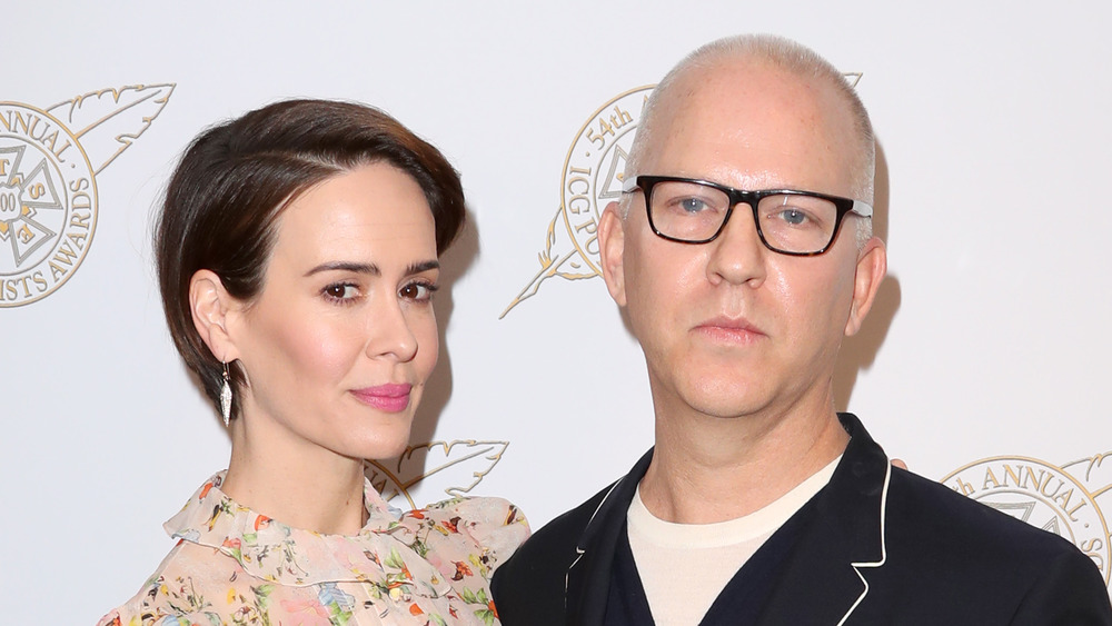 Sarah Paulson posant avec Ryan Murphy