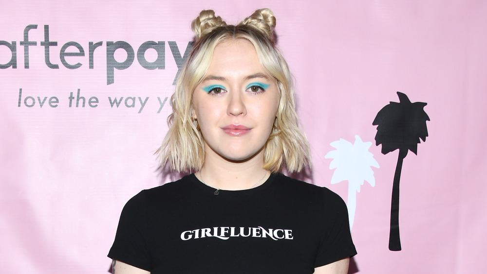 Chloe Kohanski posant