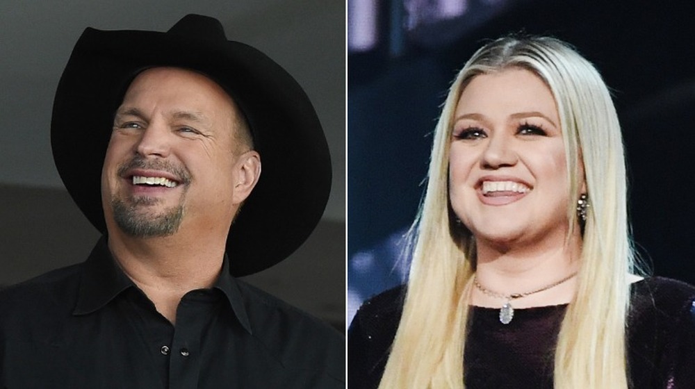 Garth Brooks et Kelly Clarkson souriant