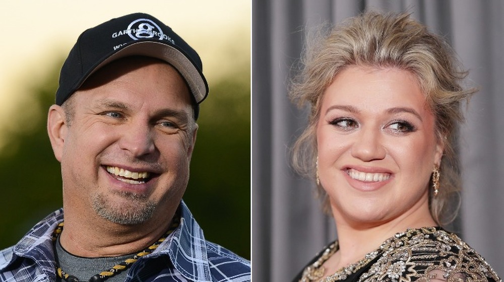 Garth Brooks et Kelly Clarkson souriant