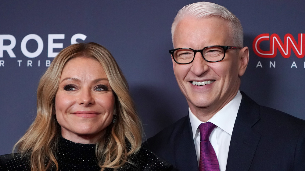 Kelly Ripa et Anderson Cooper posent sur le tapis rouge