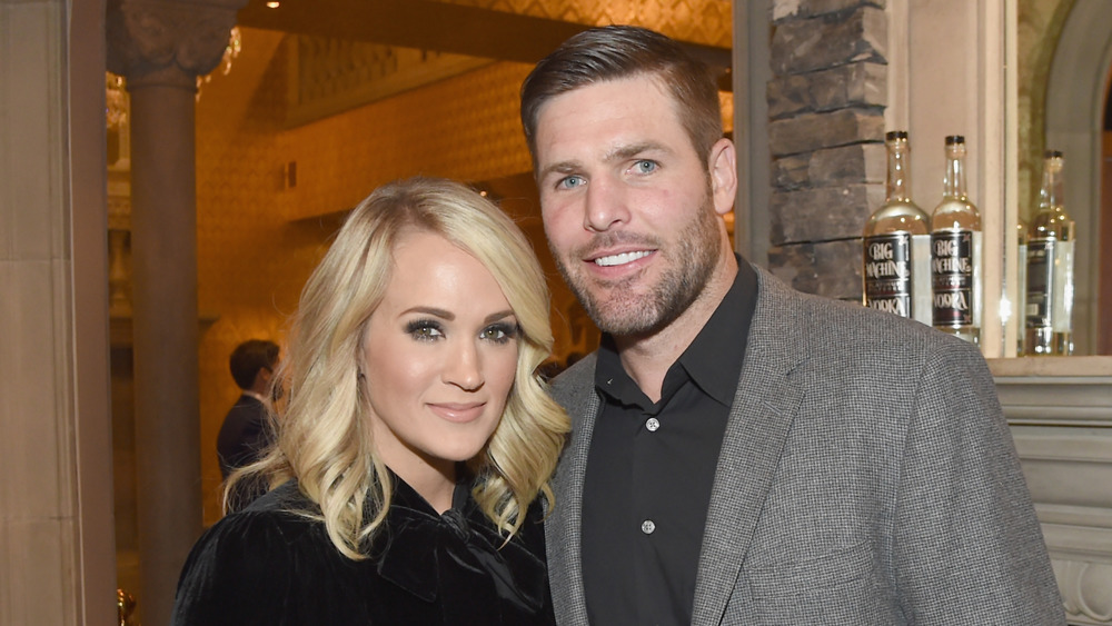 Carrie Underwood et Mike Fisher souriant