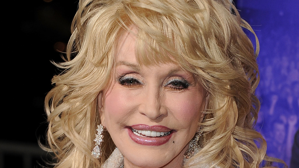 Dolly Parton souriant