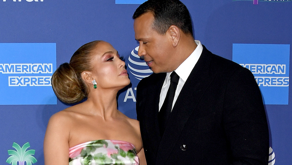 Jennifer Lopez et Alex Rodriguez se regardent