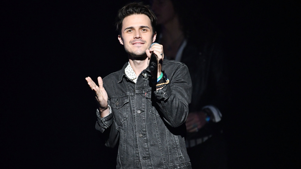 Kris Allen chantant